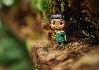 Photo d'une figurine en résine mise en scène dans la forêt