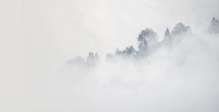 Camille Martins Photography : photo d'un village de montagne dans la brume, haute savoie